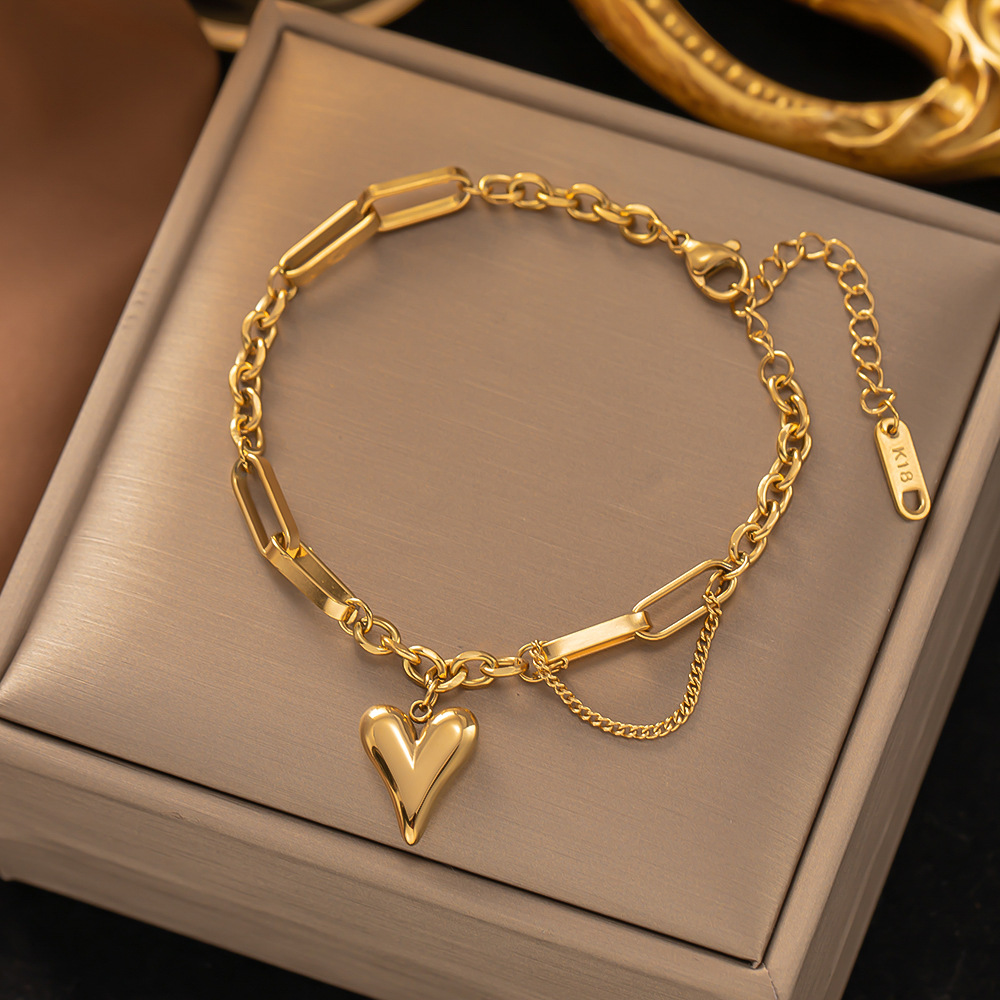 How to Layer Minimalist Necklaces Like a Stylist Without Tangling in 2026