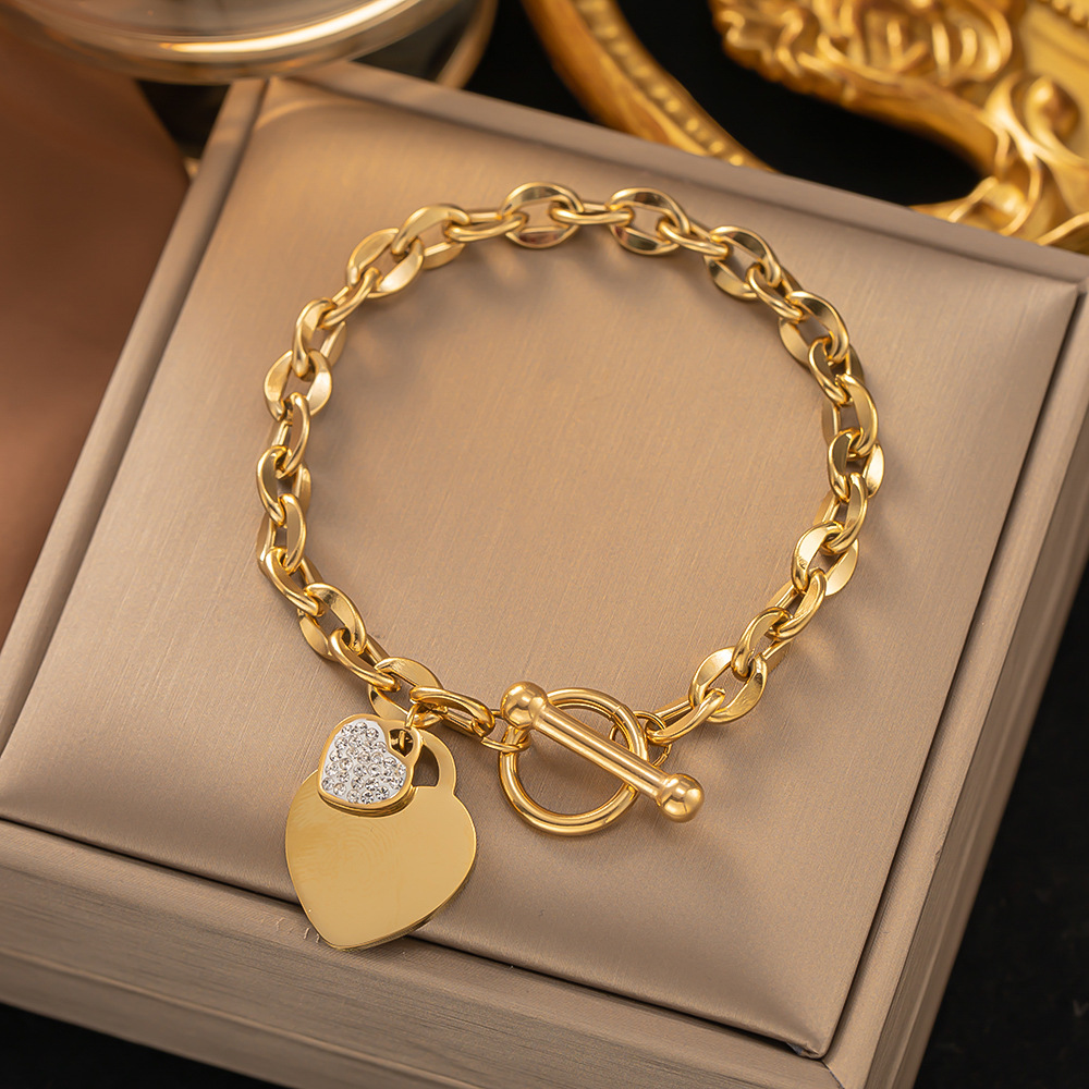 Best Minimalist Jewelry for Capsule Wardrobes 2026