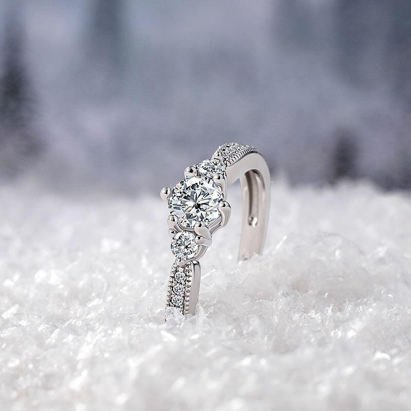 Et maison Classic Three-Stone Reverse Tapered Engagement Ring