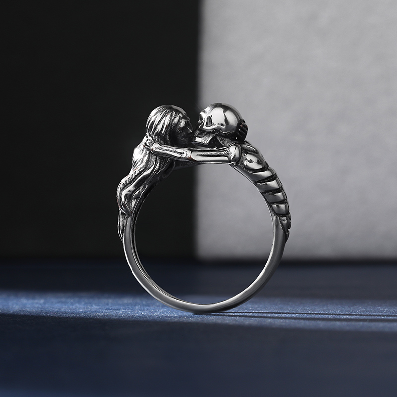 Et maison "Kiss of Death" Skull Sterling Silver Ring